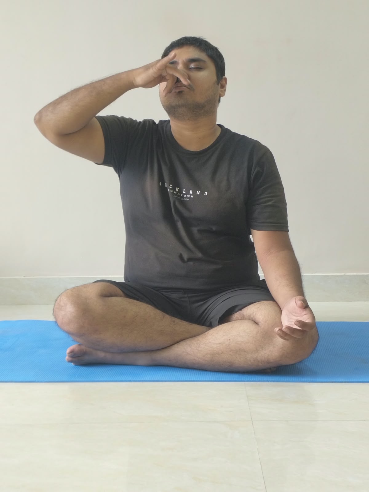 लाइवनिफ़ाई में मैट पर बैठकर ब्रीदिंग एक्सरसाइज़ करता एक प्रतिभागी
