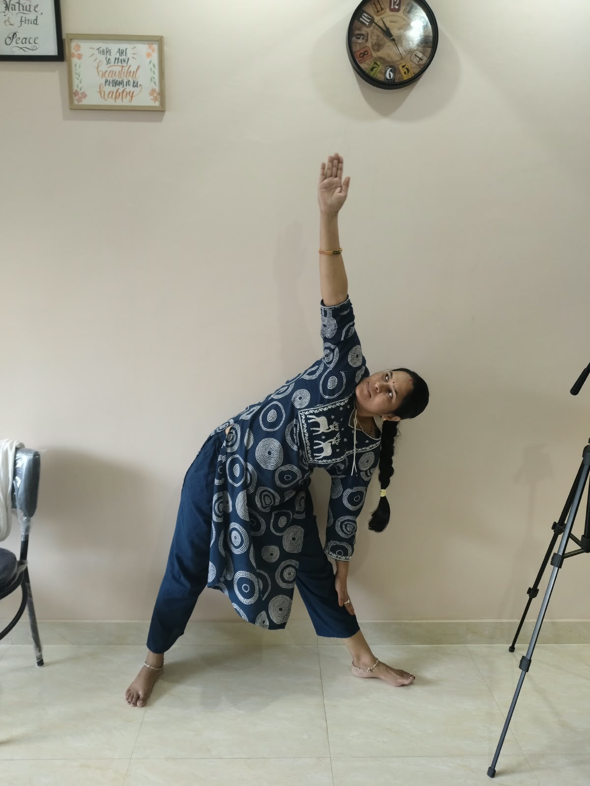 खड़े होकर योग अभ्यास करता एक प्रतिभागी